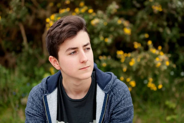 Adolescente menino no parque — Fotografia de Stock