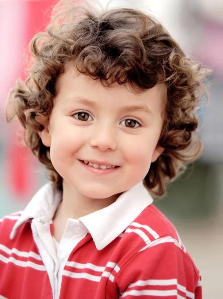 Niño pequeño mirando a la cámara — Foto de Stock