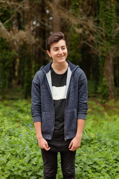Αγόρι έφηβος στο πάρκο — Φωτογραφία Αρχείου