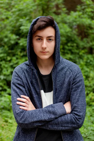 Tonåring pojke i park — Stockfoto