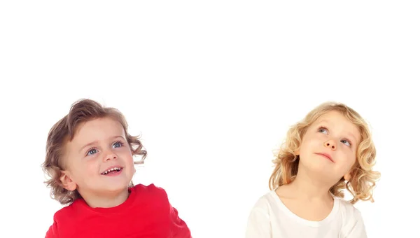 Dos niños rubios mirando hacia arriba — Foto de Stock