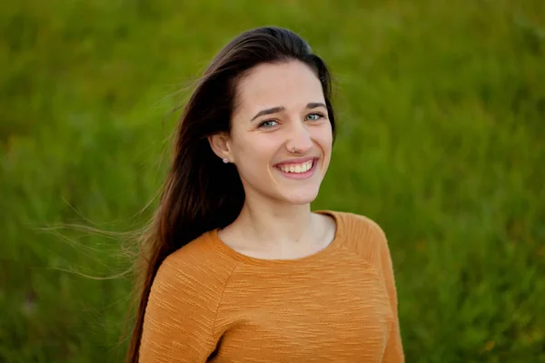 Hermosa chica adolescente feliz — Foto de Stock