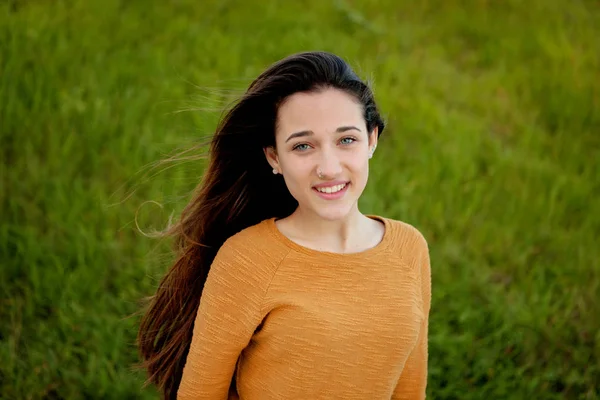 幸せな 10 代の美しい女の子 — Stockfoto