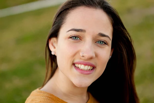 Schöne glückliche Teenager Mädchen — Stockfoto