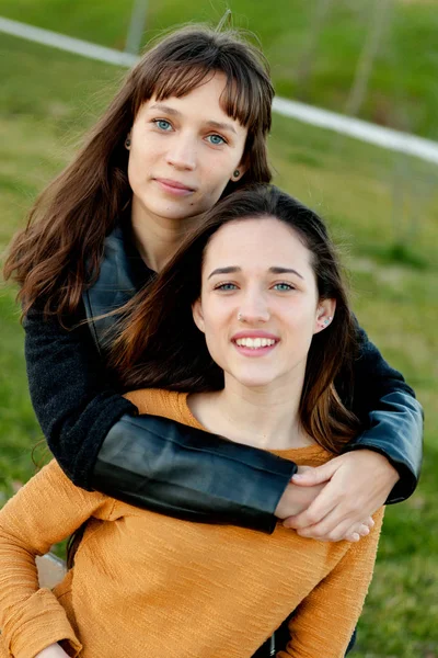 Duas irmãs felizes relaxado — Fotografia de Stock