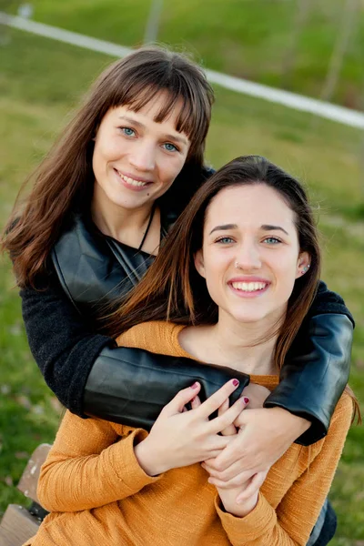 Dwie siostry szczęśliwy, zrelaksowany — Zdjęcie stockowe