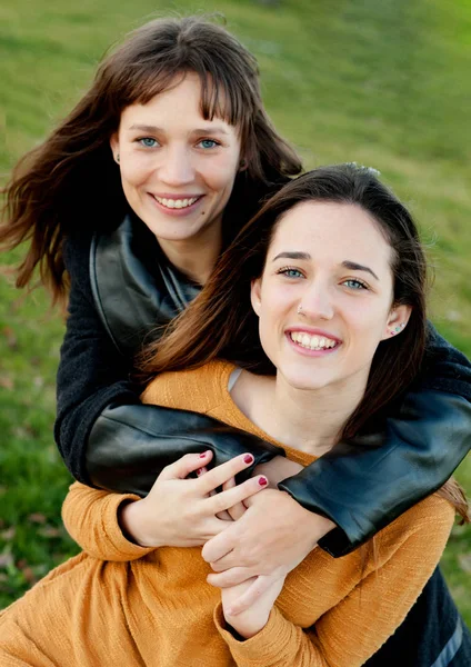 Due sorelle felici rilassate — Foto Stock