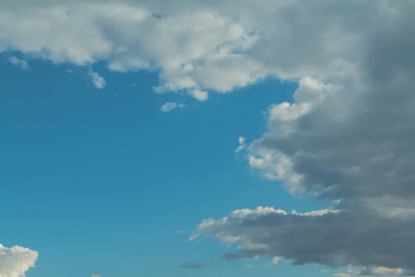 Тучи в прекрасном небе — стоковое фото