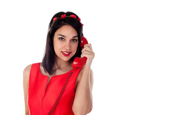 Vrouw praten door vintage rode telefoon — Stockfoto