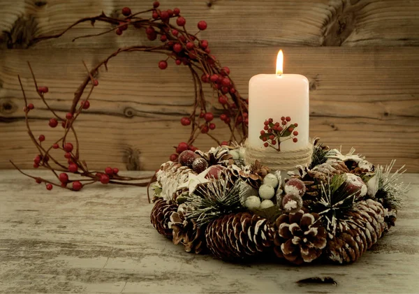 Горящая свеча в рождественском венке — стоковое фото