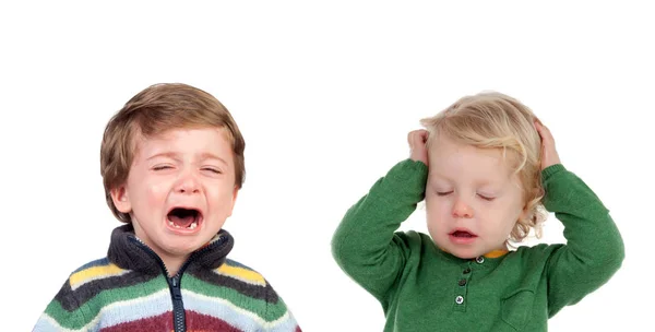 Niño llorando y otro cubriéndose los oídos — Foto de Stock