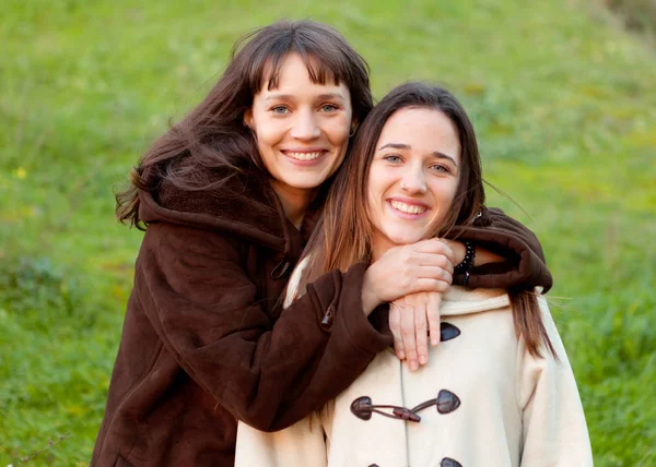 Mladé sestry v parku — Stock fotografie