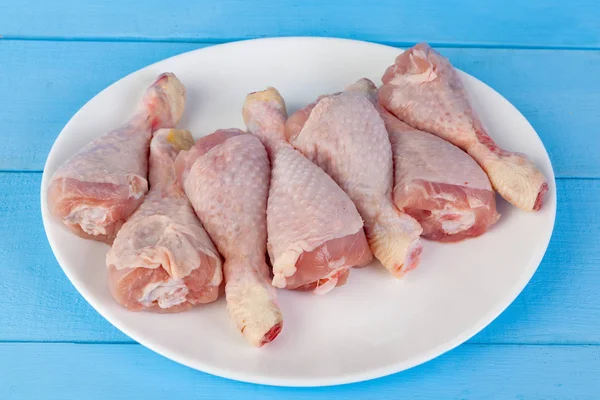 Cosce di pollo crudo — Foto Stock