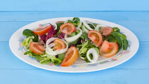 Salada com tomate, alface e cebola — Fotografia de Stock