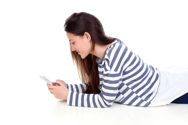 Menina adolescente usando smartphone — Fotografia de Stock