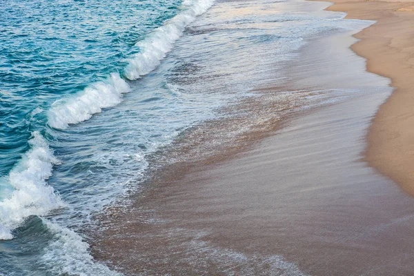 Geschäumte Wellen brechen in Strand ein — Stockfoto