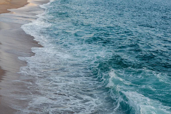 泡沫的波浪的破碎海滩 — 图库照片