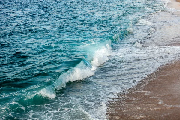 泡沫的波浪的破碎海滩 — 图库照片