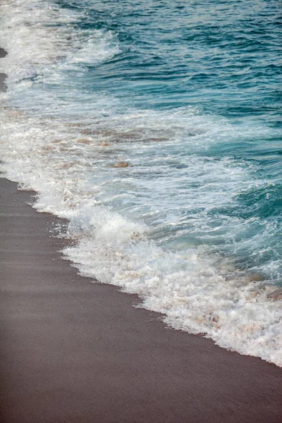 Ondas espumadas quebrando na praia — Fotografia de Stock