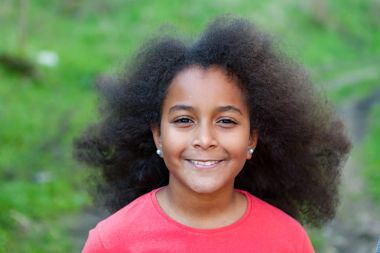 Uzun afro saçlı güzel kız 