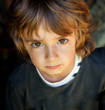 kıvırcık saçlı küçük çocuk