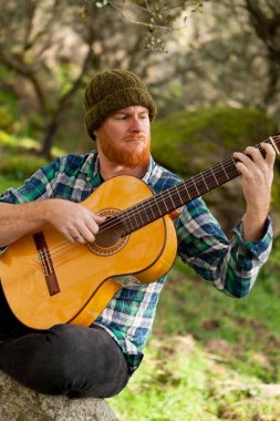 doğada gitar ile yakışıklı adam
