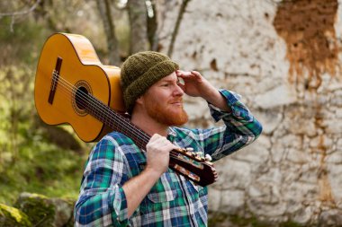 doğada gitar ile yakışıklı adam