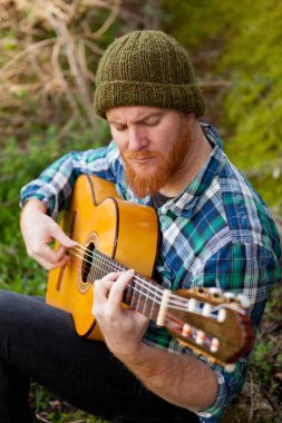 doğada gitar ile yakışıklı adam