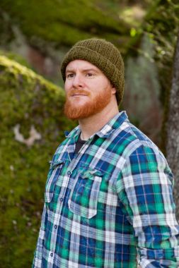 Kırmızı sakallı adam ekose gömlekli