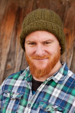 Kırmızı sakallı adam ekose gömlekli