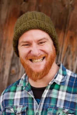 Kırmızı sakallı adam ekose gömlekli