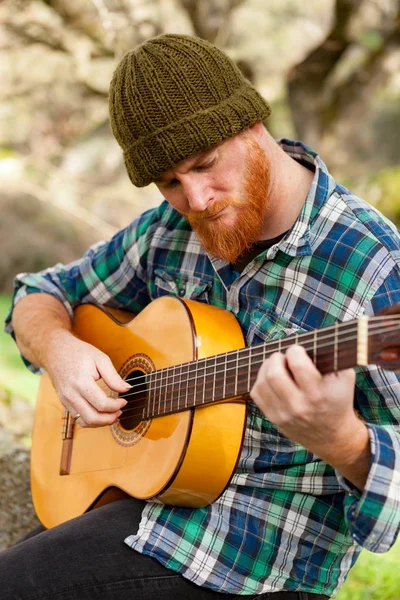 Hombre guapo con guitarra en la naturaleza —  Fotos de Stock