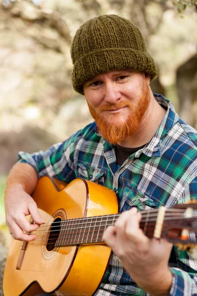 Hombre guapo con guitarra en la naturaleza —  Fotos de Stock