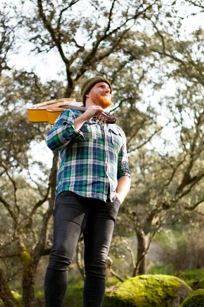 Homem bonito com guitarra na natureza — Fotografia de Stock