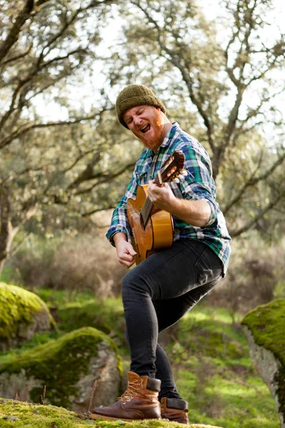 Hombre guapo con guitarra en la naturaleza —  Fotos de Stock