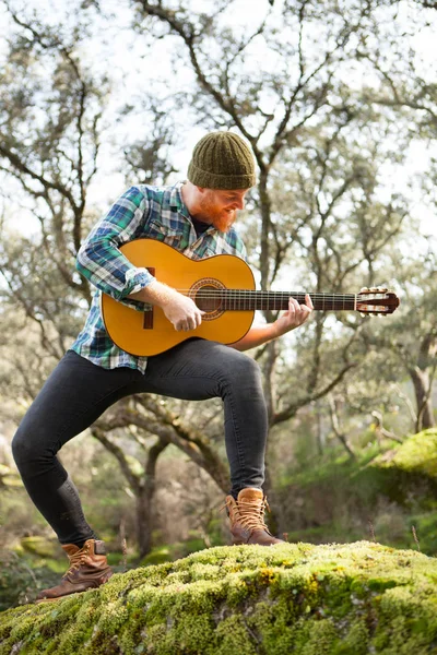 Hombre guapo con guitarra en la naturaleza —  Fotos de Stock