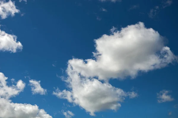 Nuvens fofas no lindo céu azul — Fotografia de Stock