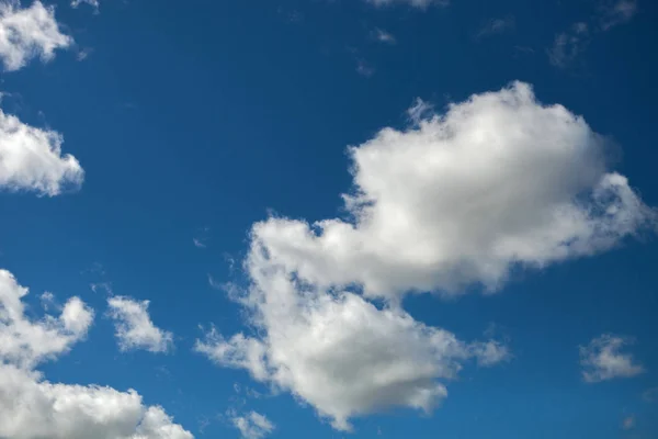 Nuvole soffici nel bellissimo cielo blu Immagine Stock