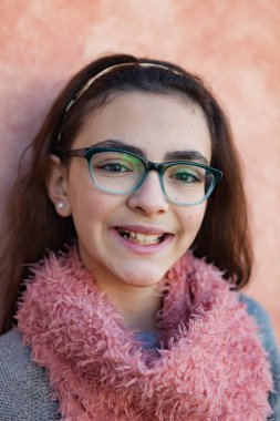 Gülümseyen kız pembe eşarp 