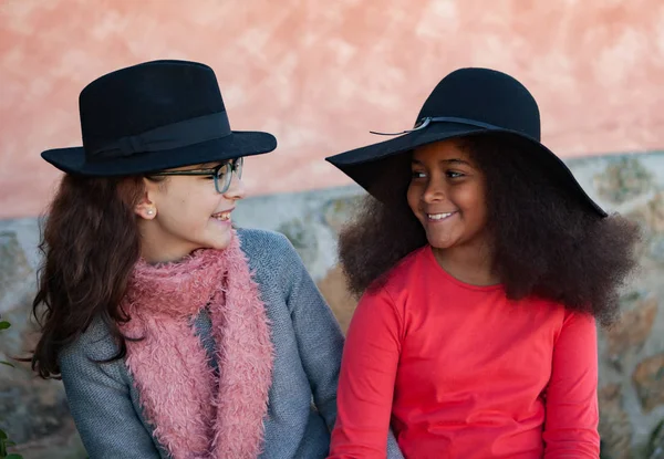 Dvě teenky s elegantní klobouky — Stock fotografie