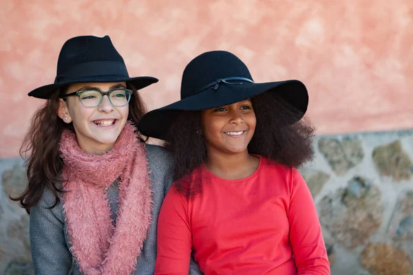 Dos chicas adolescentes con sombreros elegantes —  Fotos de Stock