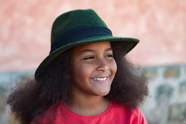 Bella ragazza con elegante cappello nero — Foto Stock