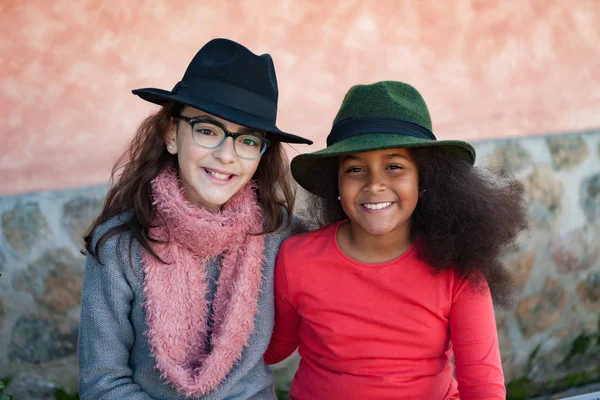 Dos chicas adolescentes con sombreros elegantes —  Fotos de Stock