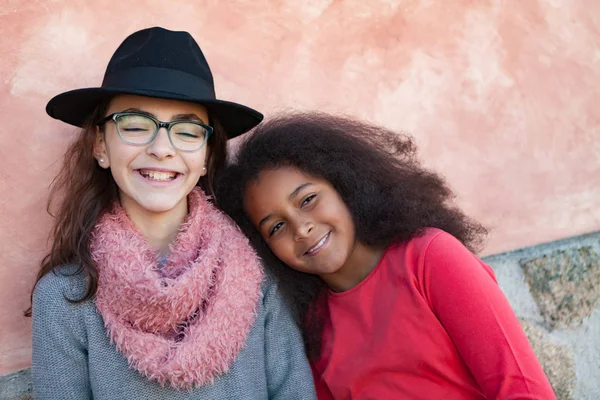 Due ragazze adolescenti con cappelli alla moda — Foto Stock