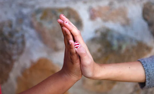 Разные расы дети держатся за руки — стоковое фото