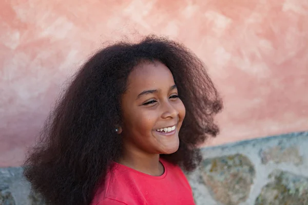 Bella ragazza con lunghi capelli afro — Foto Stock