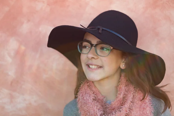 Chica sonriente con sombrero negro —  Fotos de Stock