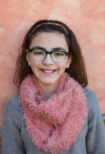 Lachende meisje roze sjaal dragen — Stockfoto