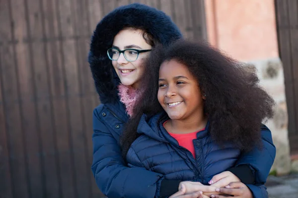 Dos chicas felices en abrigos de invierno —  Fotos de Stock