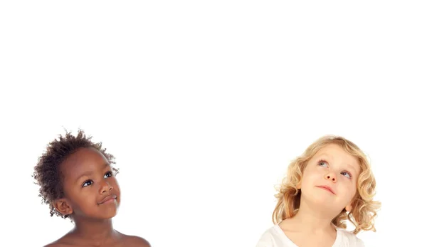 Dwie blond dzieci patrząc w górę — Zdjęcie stockowe